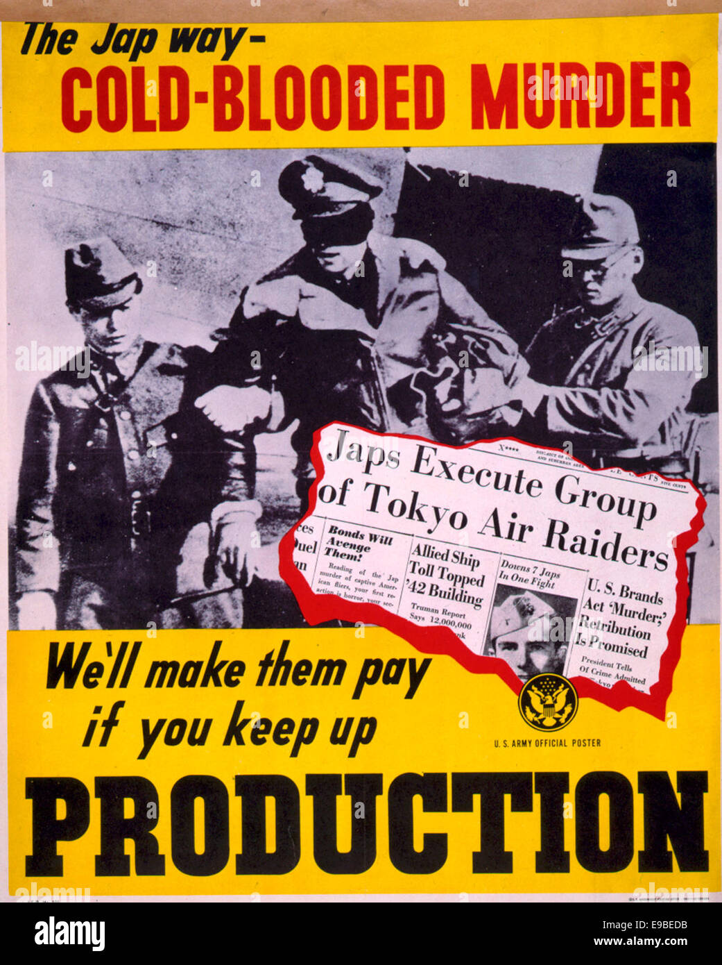 Il Jap modo - a sangue freddo assassinio - faremo pagare loro se continuate di produzione - la seconda guerra mondiale poster che mostra l'esecuzione di Stati Uniti d'America gli avieri e di esortare gli americani a produrre sul Homefront - 1942 Foto Stock
