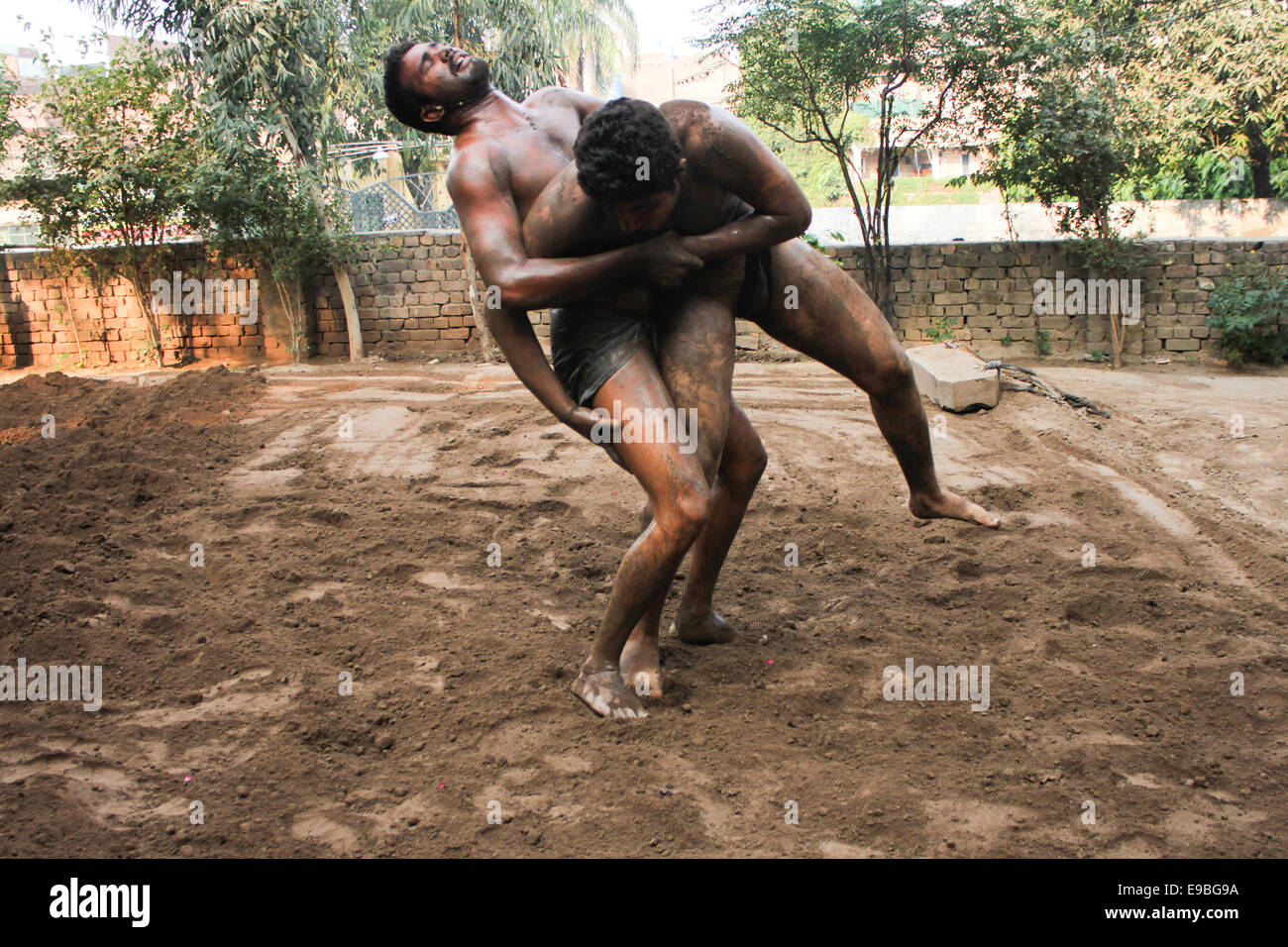 Pakistani lottatori tradizionale o 'Pehalwans' sono occupato di esercitarsi in un 'Akhara' o scuola di wrestling. "Kushti', il wrestling tradizionale è uno dei più popolari giochi in Pakistan. Migliaia di anni fa quando non c'era il cricket, n. di hockey, e nessun calcio, la gente è piaciuto molto di wrestling. E anche oggi, dopo l'introduzione di tanti tipi di sport in tutto il mondo, wrestling più attira la folla perché, la lotta è parte della natura umana. Vi sono diversi stili di wrestling nel mondo di oggi ma, il più famoso tra loro è il Freestyle Wrestling. (Foto di rana Sajid Hussain / Foto Stock