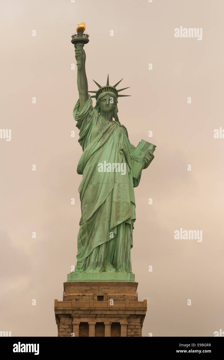 Freiheitsstatue Statua della Libertà New York Manhattan STATI UNITI D'AMERICA Architektur Wahrzeichen Berühmt Amerika Attraktion corona Krone Fackel F Foto Stock