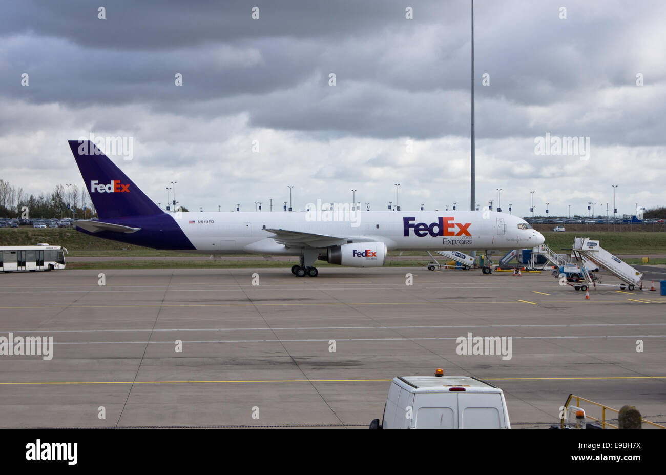 Un Fed Ex aereo sulla pista in attesa di essere caricata Foto Stock