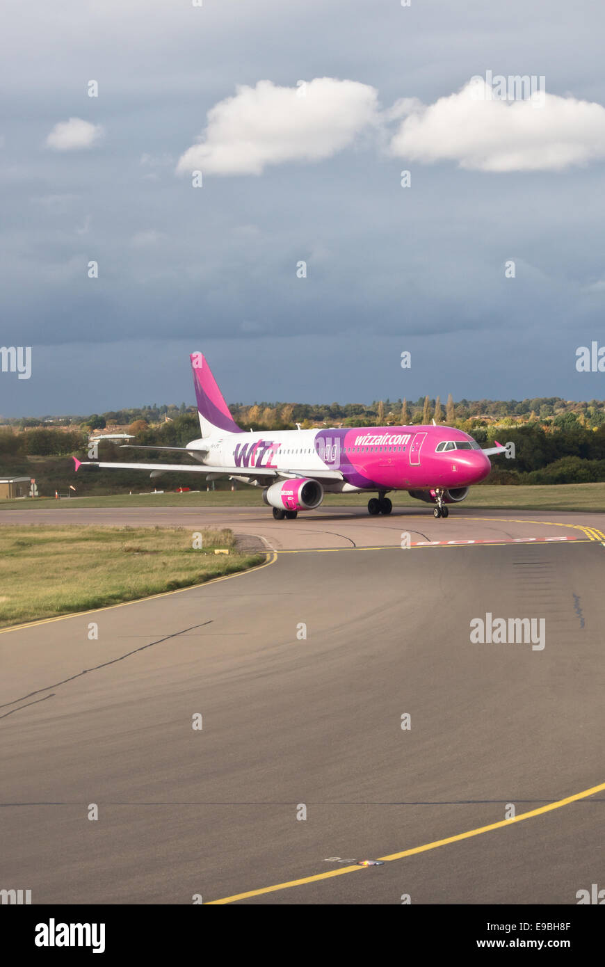Un Wizz Air piano la tassazione sulla pista all'aeroporto di Luton Foto Stock