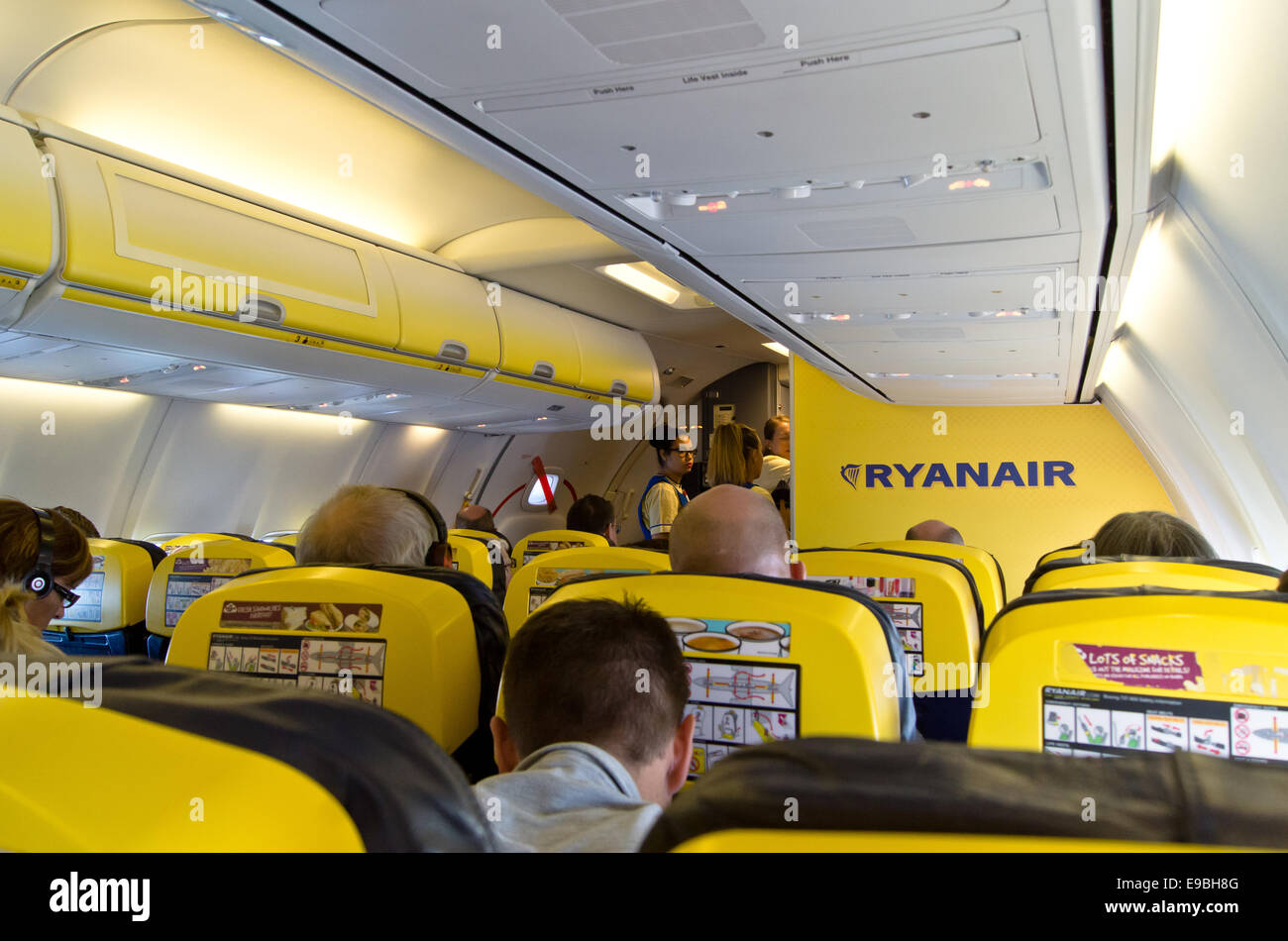 Passeggeri ed equipaggio all'interno della cabina di un Ryanair Boeing 737-800 Foto Stock