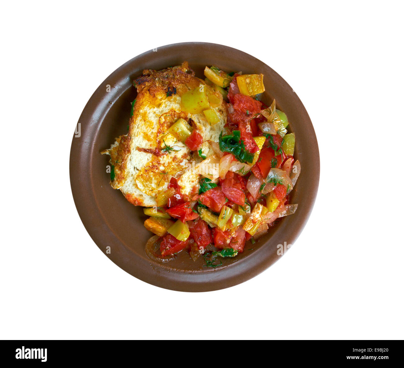 Uovo in un foro è il menu della prima colazione con pomodori e peperoni Foto Stock