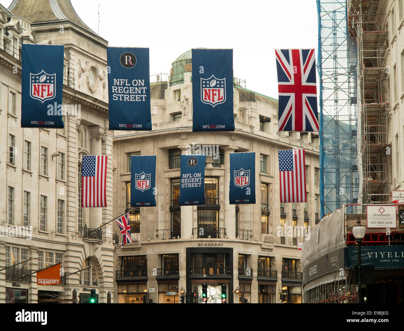 A monte della NFL Football Americano a Wembley tra Detroit Lions e Atlanta Falcons bandiere adornano la lunghezza del Regent St Foto Stock