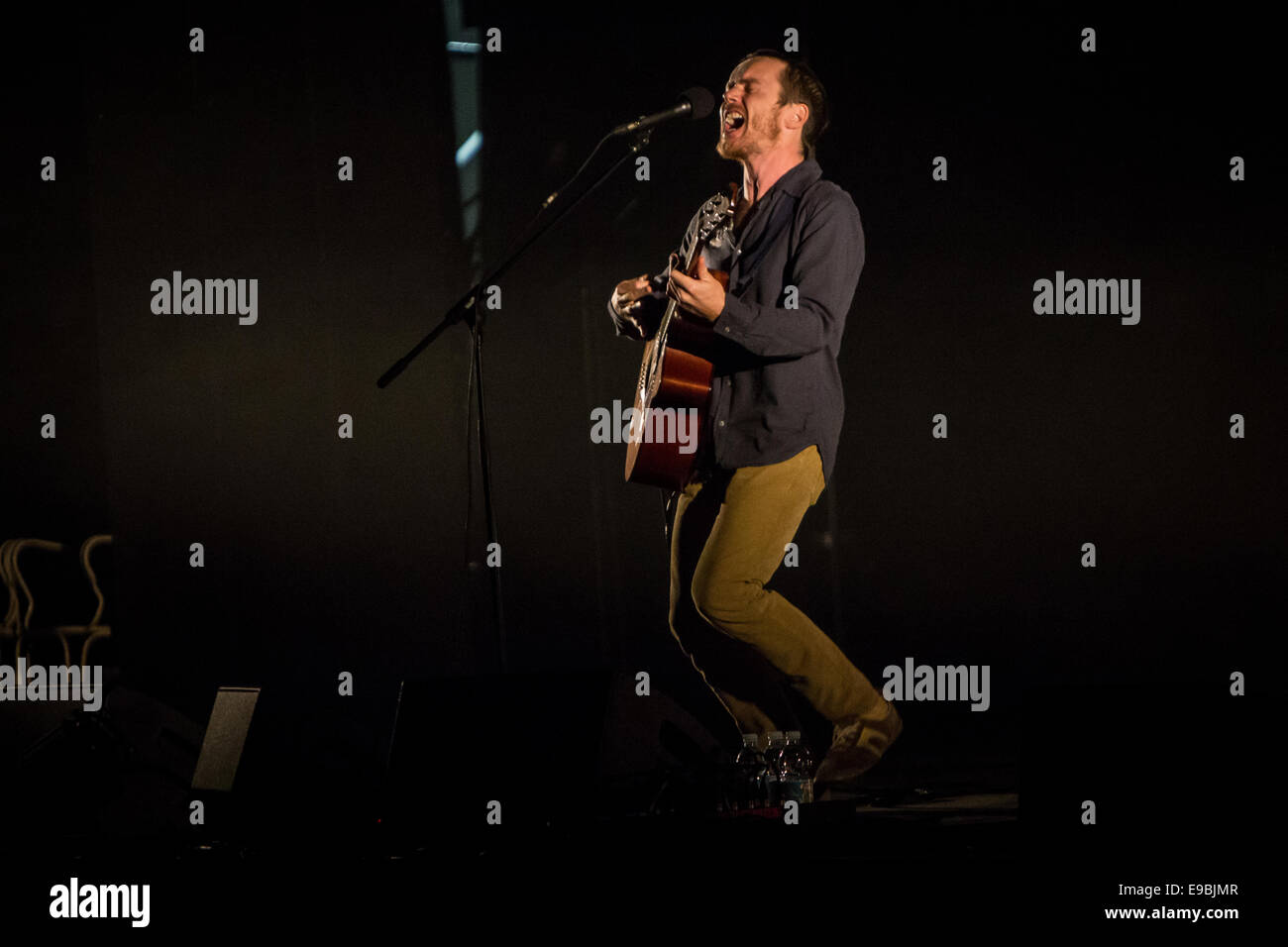 Milano Italia. 23 ottobre 2014. Il cantante irlandese/cantautore Damien Rice si esibisce dal vivo presso il Teatro lineare4Ciak Credito: Rodolfo Sassano/Alamy Live News Foto Stock