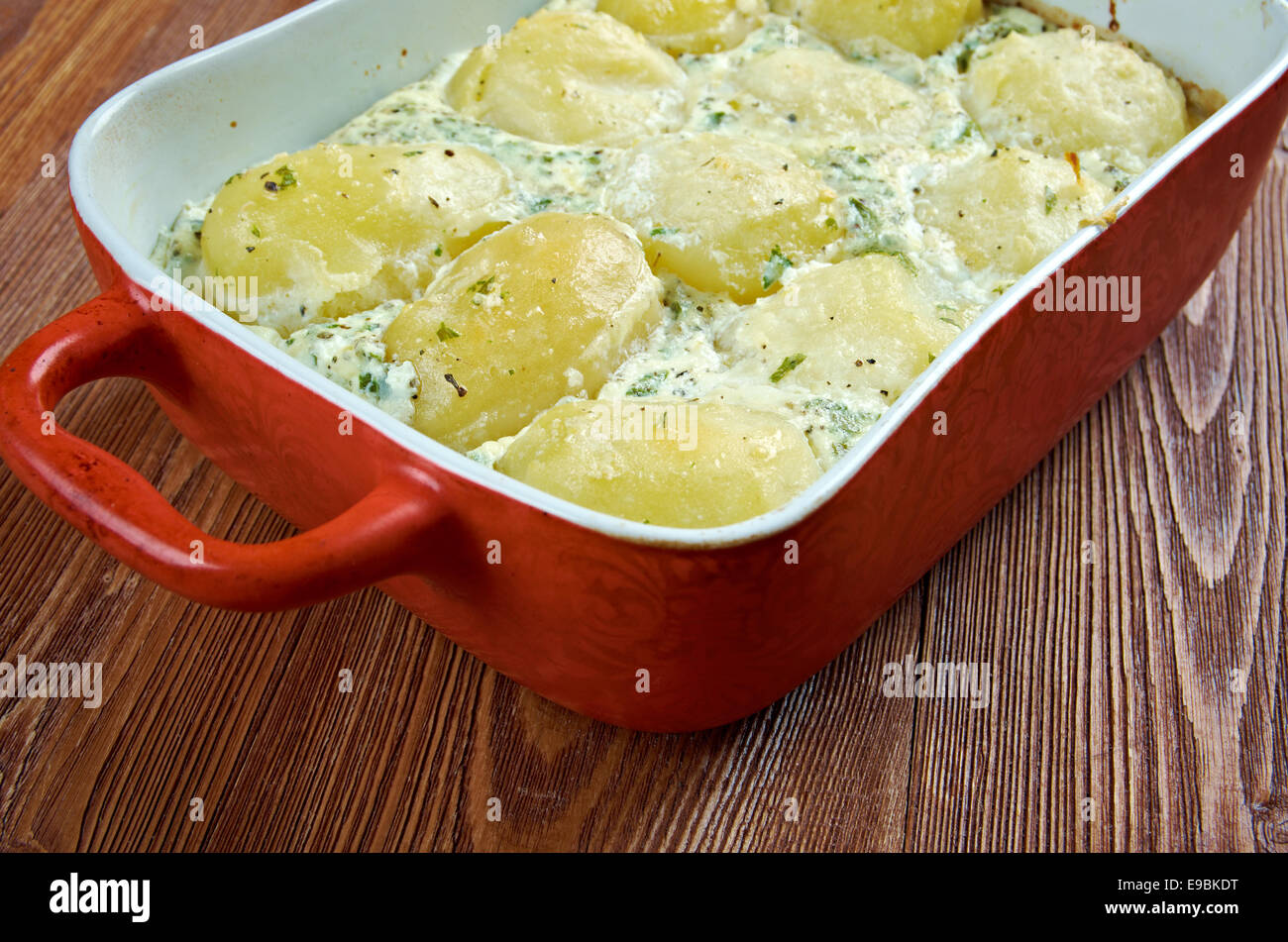Patatine novelle alla crema di basilico - italiano di patate al forno con  panna e basilico Foto stock - Alamy