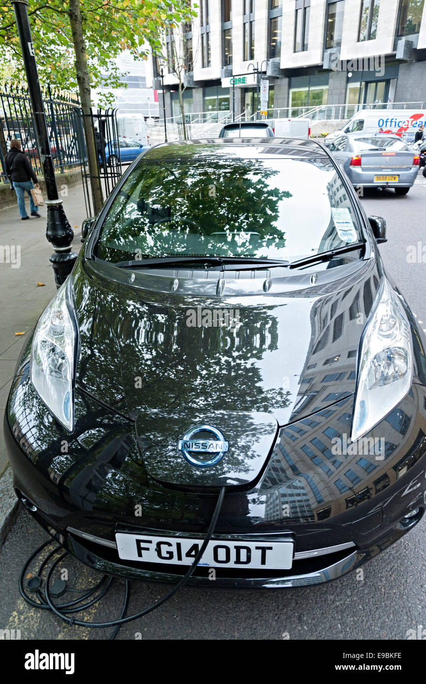 La Nissan Leaf auto elettrica di ricarica in una Birmingham City Centre street Foto Stock