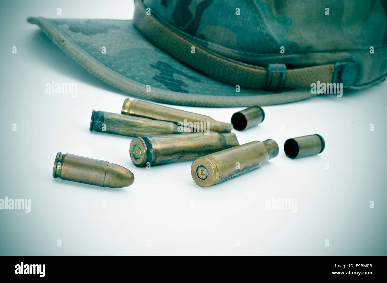 Un tappo di mimetizzazione e alcune pallottole e bullet gusci Foto Stock