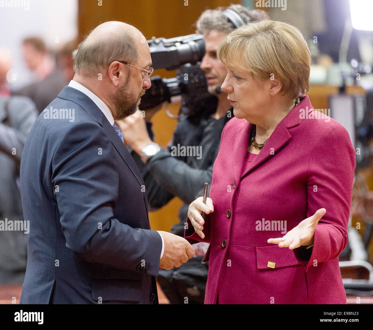 Bruxelles, Belgio. 23 ott 2014. Cancelliere federale tedesco Angela Merkel (R) e il Presidente del Parlamento europeo, il tedesco Martin SCHULZ (L) chat prima dell' inizio del Vertice UE al Consiglio UE sede in Bruxelles, Belgio, 23 ottobre 2014. I leader dell' Unione europea sono stati riuniti per discutere un nuovo insieme di obiettivi climatici per 2030 quando la pressione si accumula per loro per impostare un punto di riferimento per i negoziati internazionali sul clima del prossimo anno. I leader discuteranno inoltre l epidemia di Ebola in Africa occidentale e della crisi in Ucraina. Foto: Thierry Monasse/dpa - nessun filo SERVICE -/dpa/Alamy Live News Foto Stock