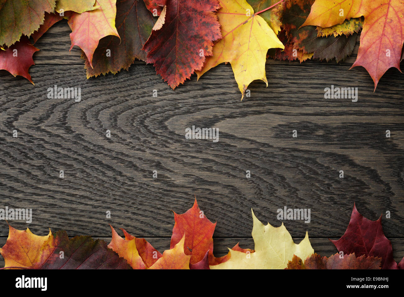 Foglie di autunno sul vecchio tavolo in legno di quercia, direttamente dal di sopra Foto Stock
