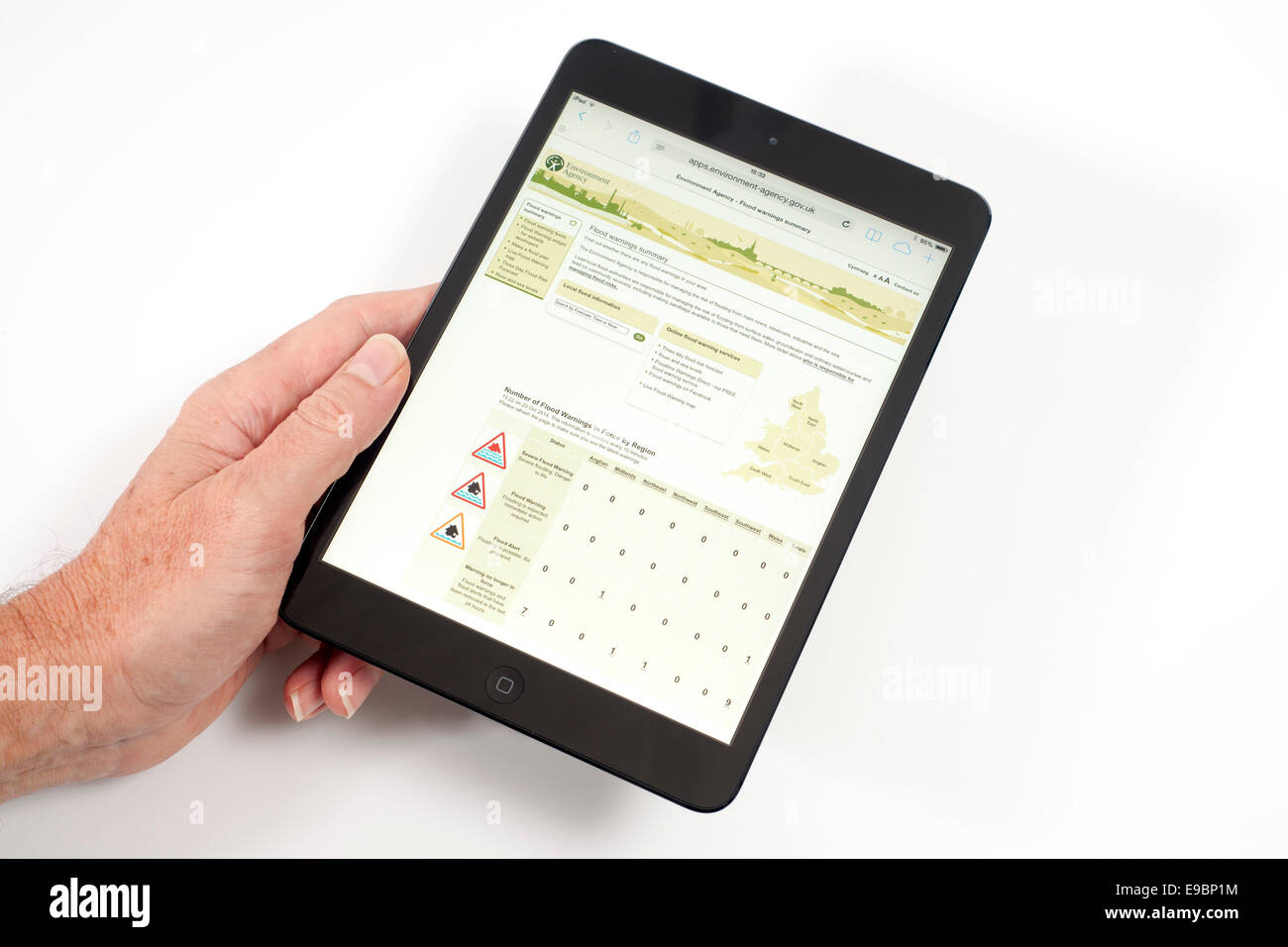 IPad con l'agenzia per l'ambiente inondazioni app sulla schermata del controllo per gli avvisi di flood Foto Stock