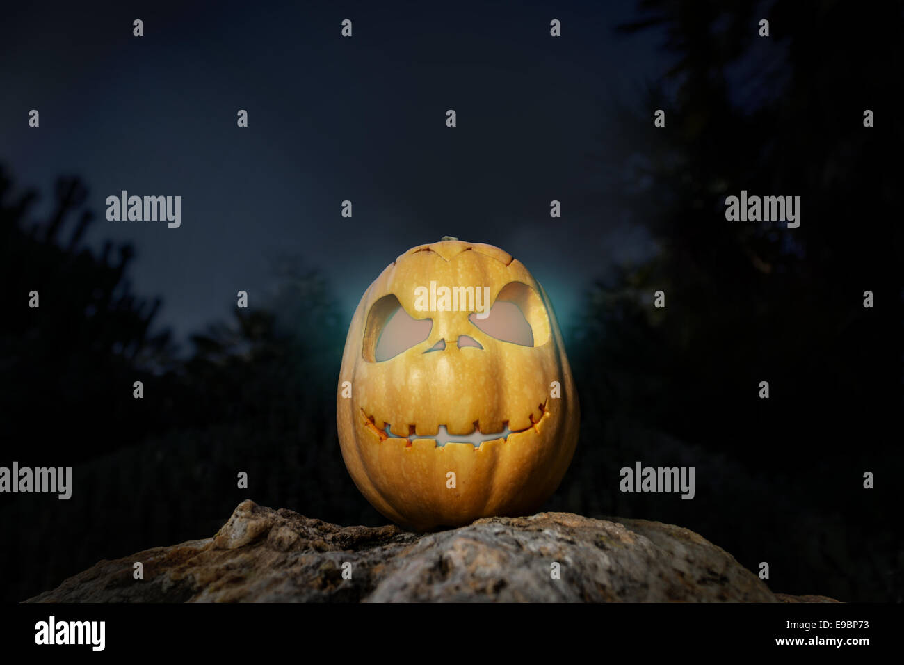 Spooky Halloween neon caldi e scary pumpkin jack-o-lantern con un sorriso su una roccia dalla prospettiva di fondo illustrazione del modello Foto Stock