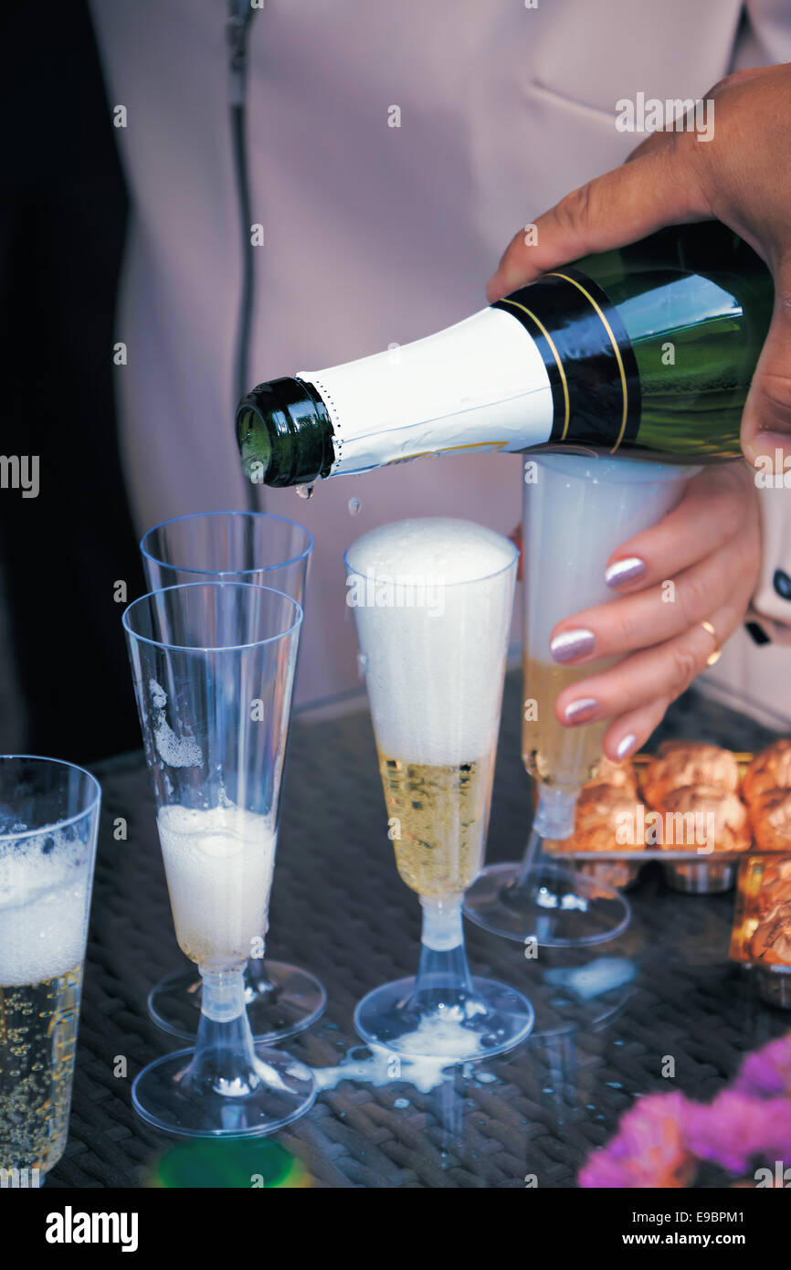 Versando champagne per i bicchieri di vino. Stock foto Foto Stock