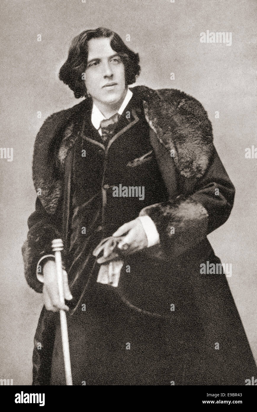 Ritratto di Oscar Wilde (1854-1900) che indossa un cappotto con un colletto  di pelliccia acquistato per il suo viaggio in America, 1881