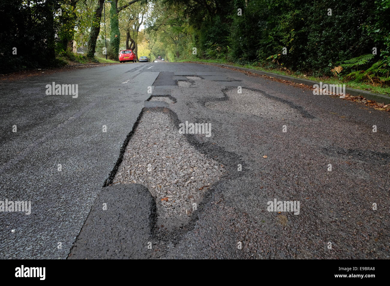 Pericoloso buche sulla strada Foto Stock