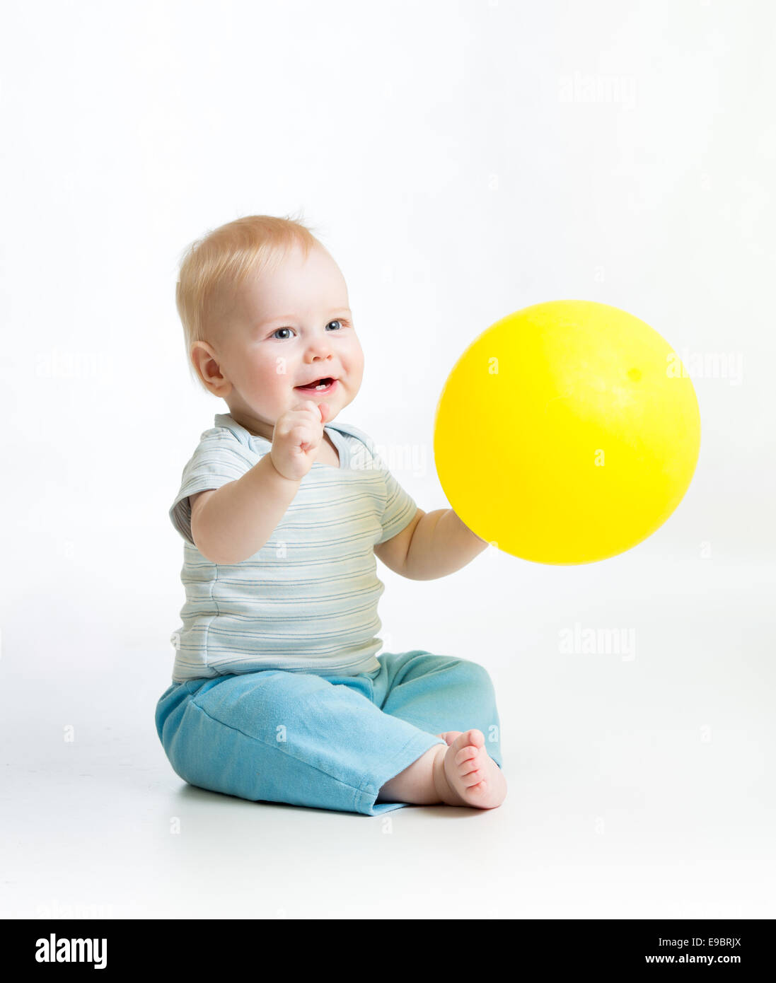 Sorridente baby boy con giallo ballon in mano Foto Stock