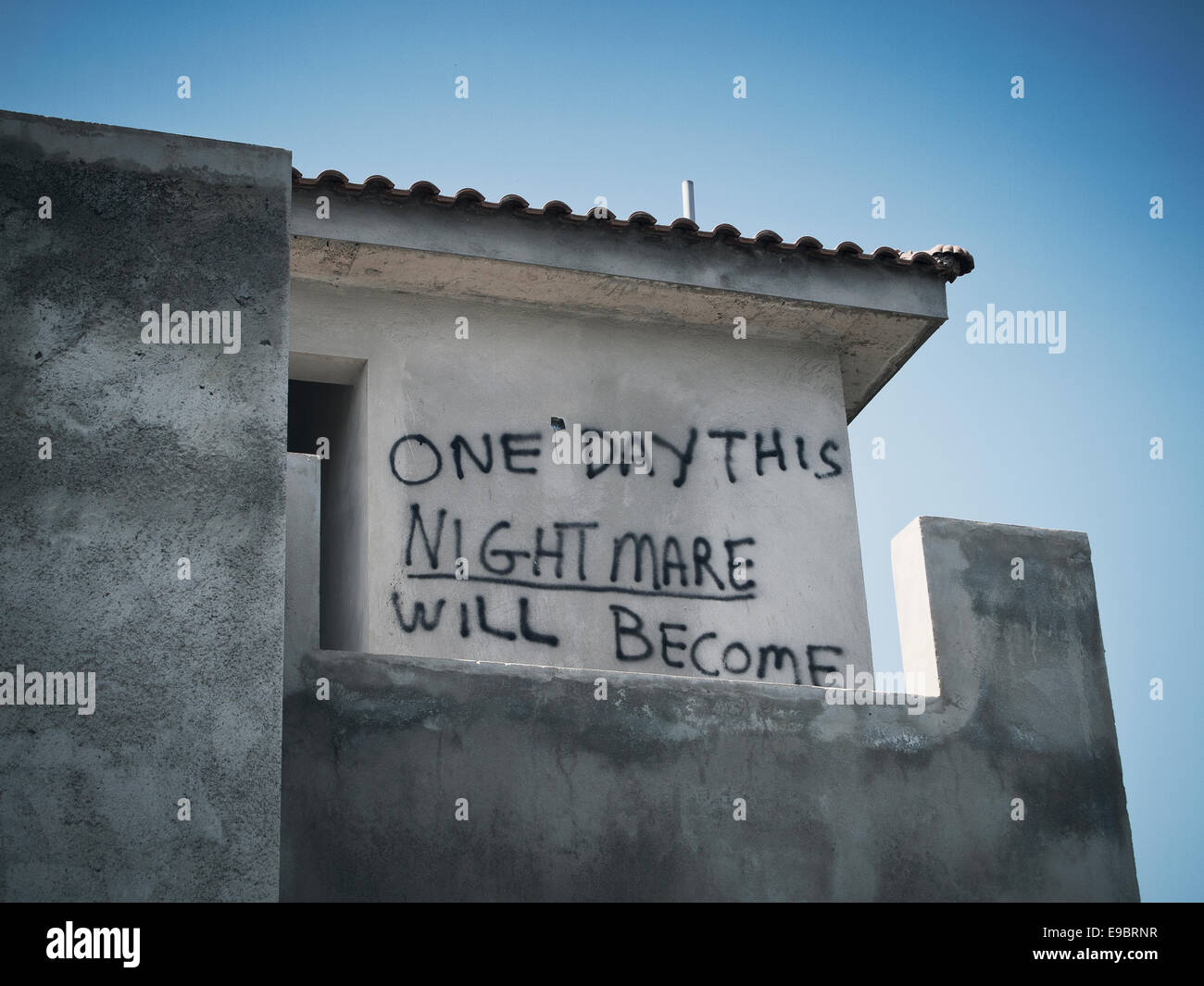 Incompiuto edificio abbandonato a Cipro progetti, edificio sito slogan graffiti un giorno questo incubo diventerà un sogno Foto Stock