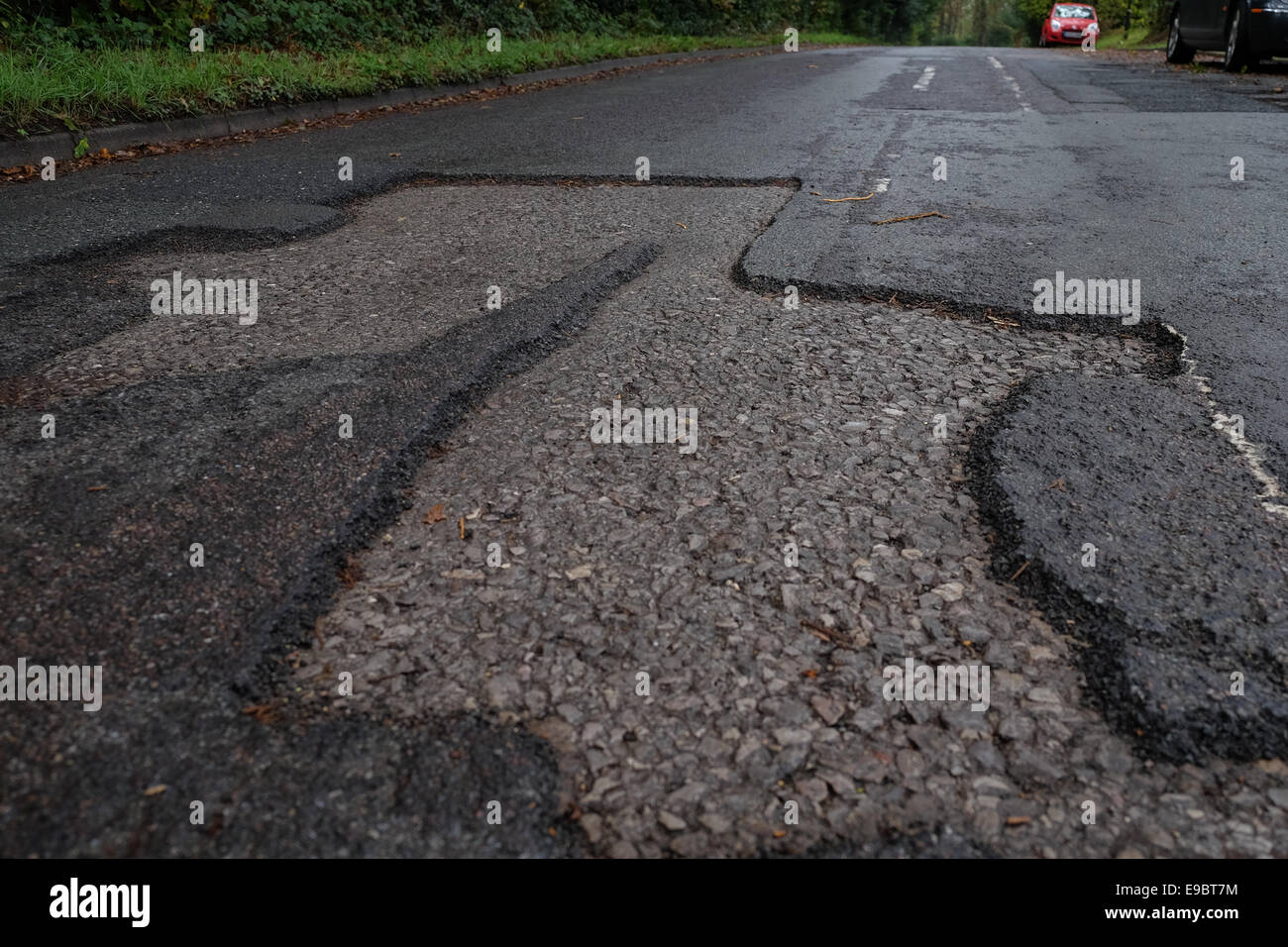 Profondità pericolosa grandi buche sulla strada Foto Stock