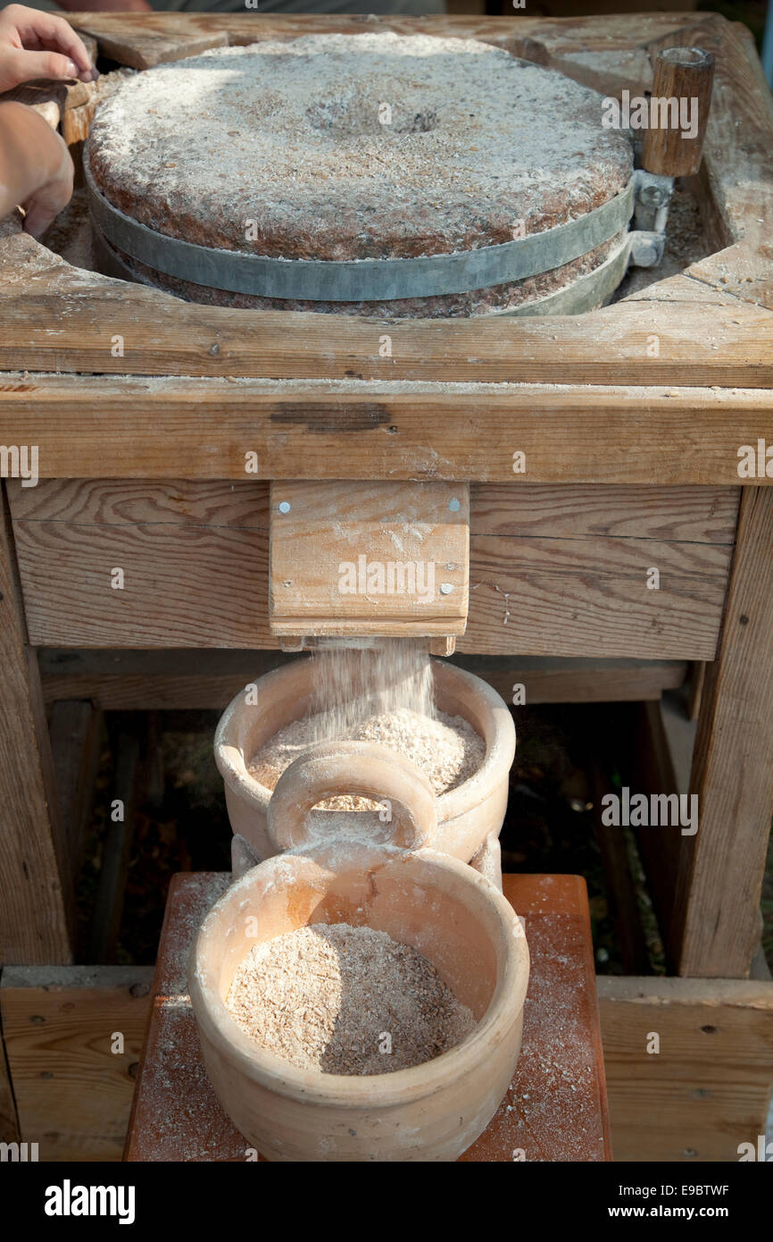 Dispositivo handmill manuale per macinare grano Foto Stock