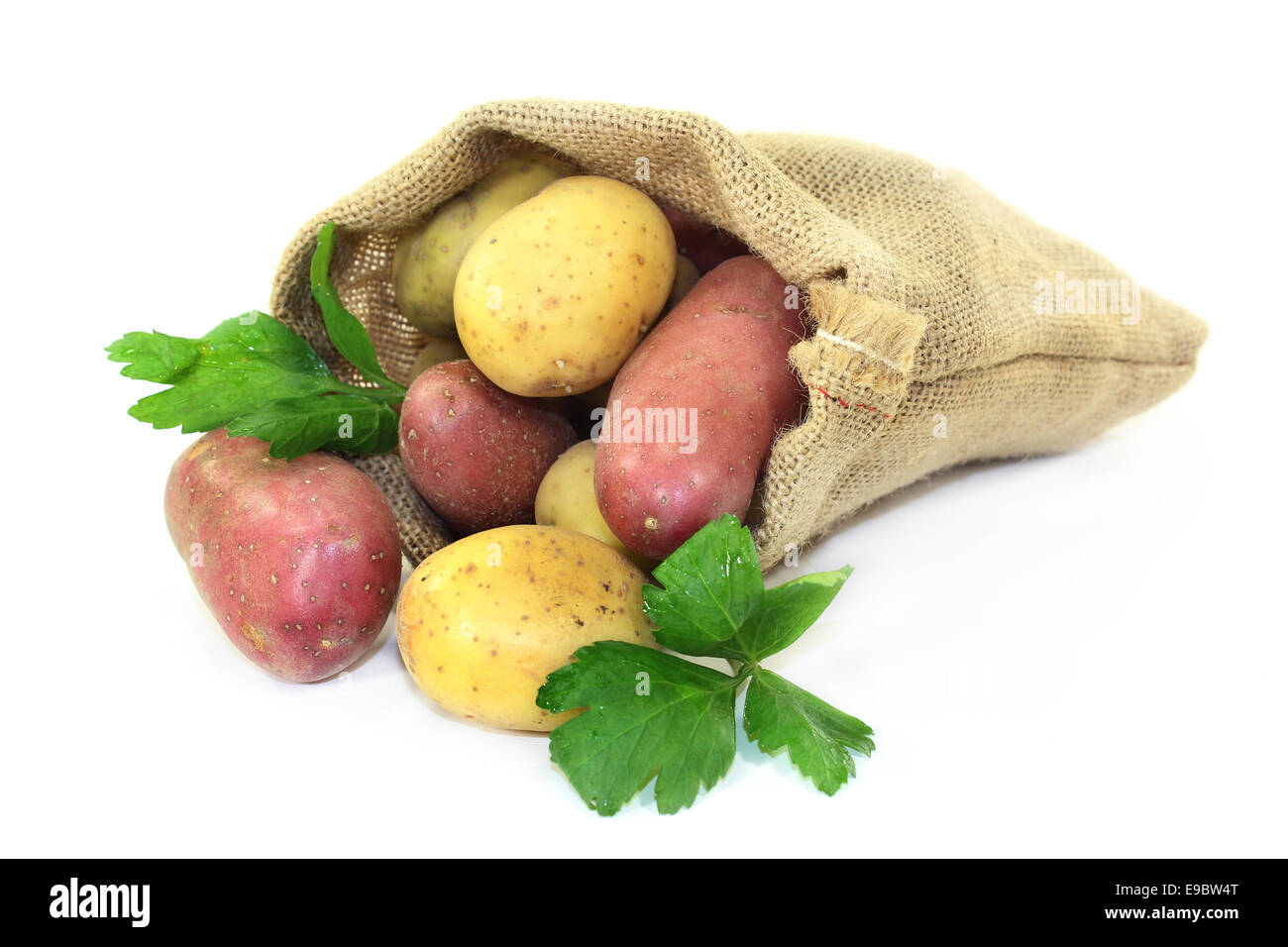 Materie di patate e prezzemolo in un sacco di iuta Foto Stock