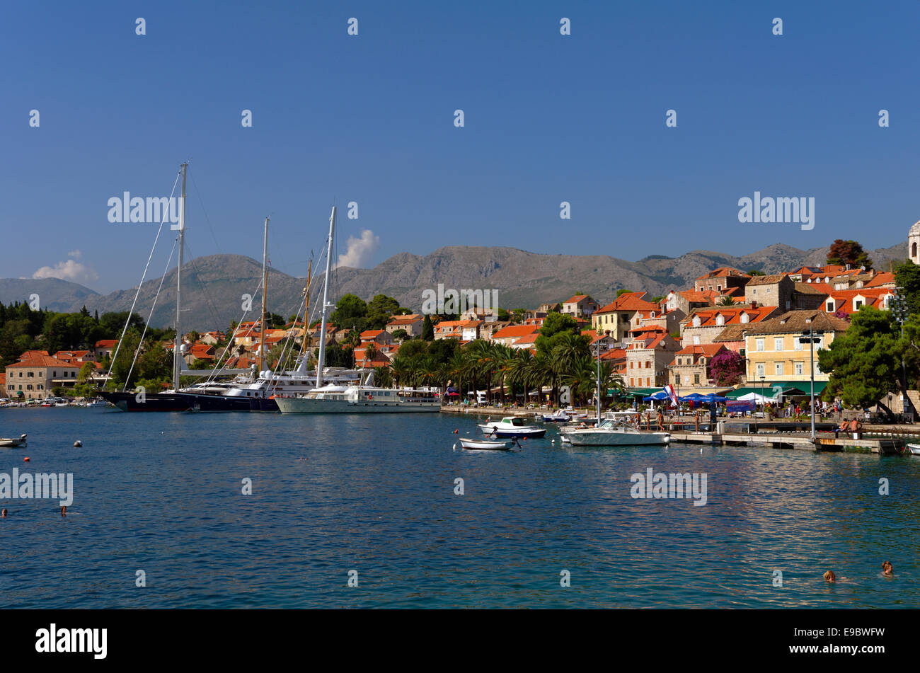 Cavtat cittadina vicino a Dubrovnik, Croazia del Sud. Una porta di entrata " per le imbarcazioni da diporto private che entrano o lasciano la Croazia. Foto Stock