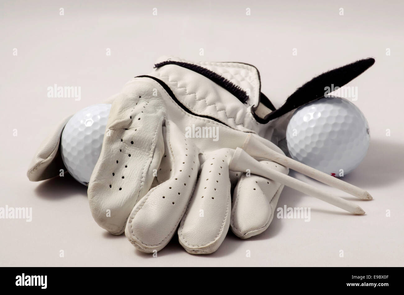 Guanto da golf, tee da golf e palline da golf Foto Stock