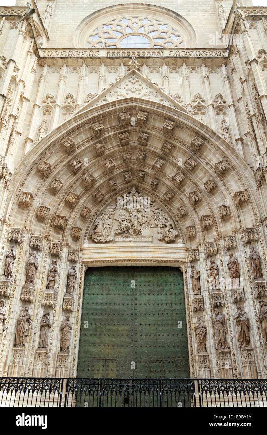 Bella scolpite in bassorilievo e porta verde di assunzione, la Cattedrale di Siviglia Foto Stock