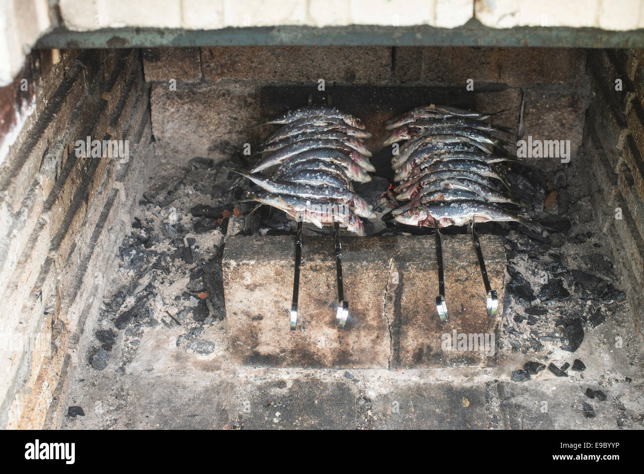 Il piccolo pesce sul barbecue. Pesce su uno spiedino Foto Stock