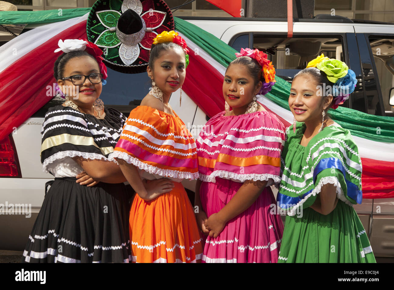 Giornata Ispanica Parade sulla Quinta Avenue in New York City. I ballerini di rappresentare il Messico. Foto Stock