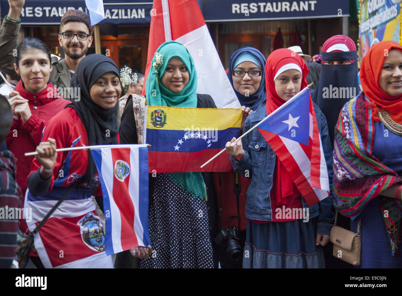 Giornata Ispanica Parade sulla Quinta Avenue in New York. Ispanico musulmani in rappresentanza di vari paesi latini. Foto Stock