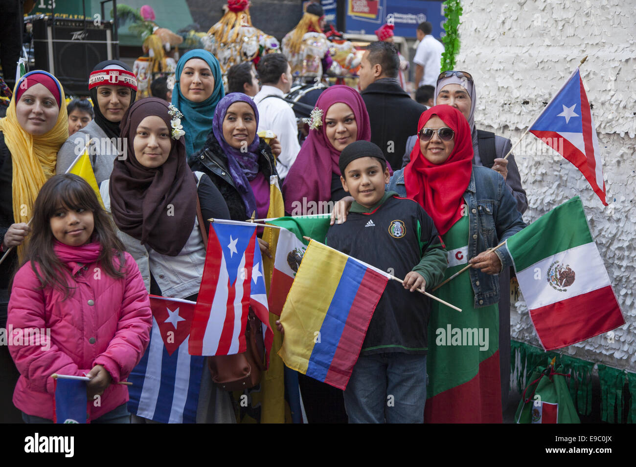 Giornata Ispanica Parade sulla Quinta Avenue in New York. Ispanico musulmani in rappresentanza di vari paesi latini. Foto Stock