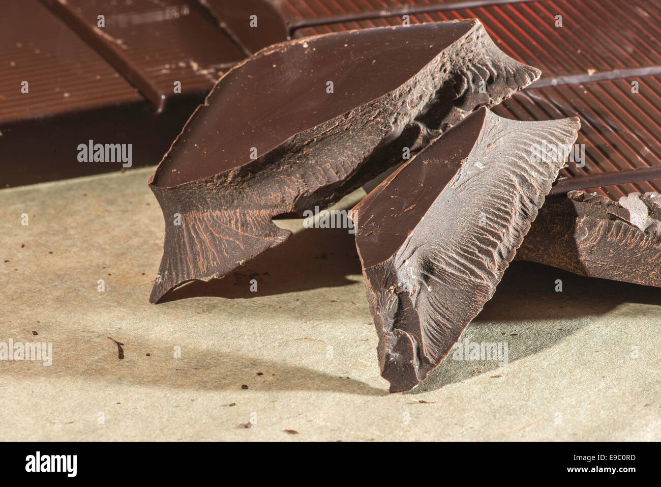 Barra di cioccolato tritato. Cioccolato fondente Foto Stock