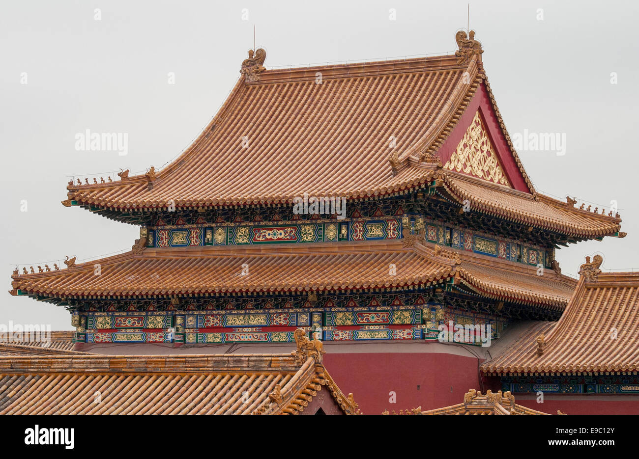 Ottobre 26, 2006 - Pechino, Cina - Il Nobile Pavillion (Chong Iou), a est della Porta della suprema armonia, il cancello principale della corte esterna, esemplifica cinese tradizionale sontuosa architettura, con le sue gialle piastrelle smaltate, simbolo della famiglia reale e animale-forma di ornamenti sul tetto gli angoli. Nel centro di Pechino, la Città Proibita complesso di 980 edifici, costruito nel 1406-1420, era il palazzo imperiale Cinese per 500 anni dalla dinastia Ming alla fine della dinastia Qing e fu la casa di imperatori e le loro famiglie, come pure il cerimoniale e centro politico di gover cinese Foto Stock