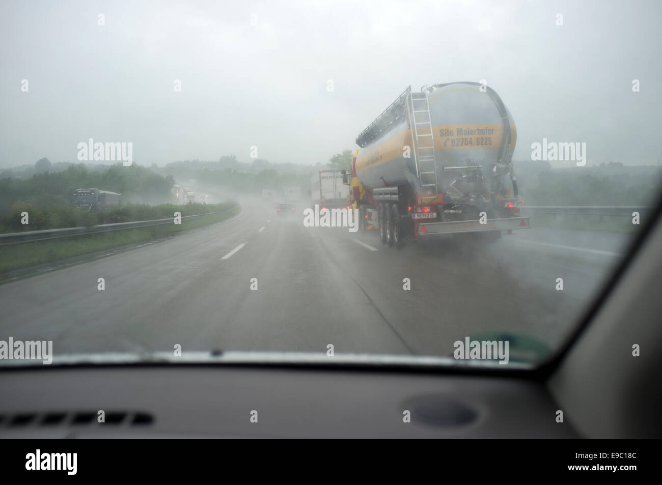 La guida sotto la pioggia sulla A9 Autobahn Germania Foto Stock