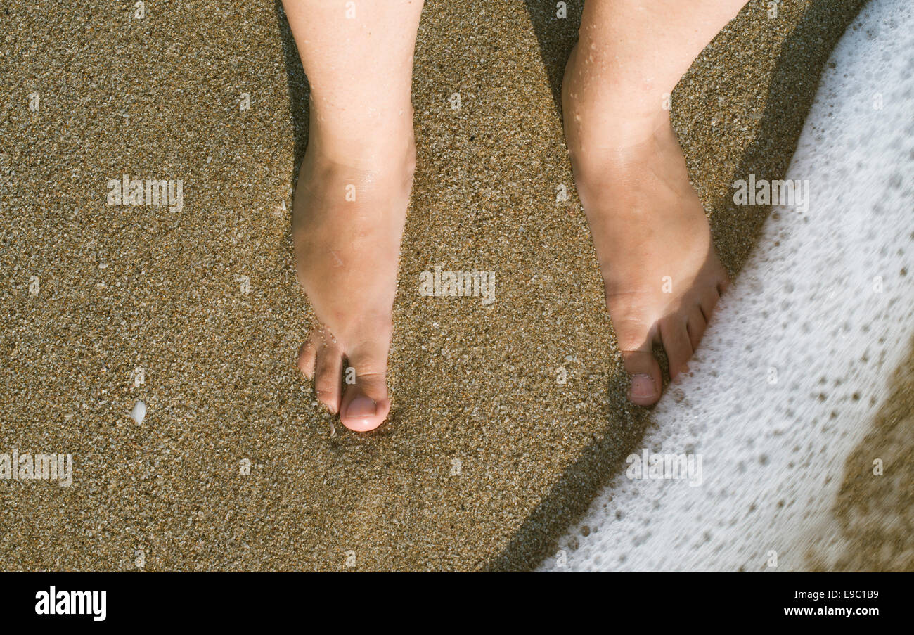 Due gambe in onde del mare. Suny giorno Foto Stock