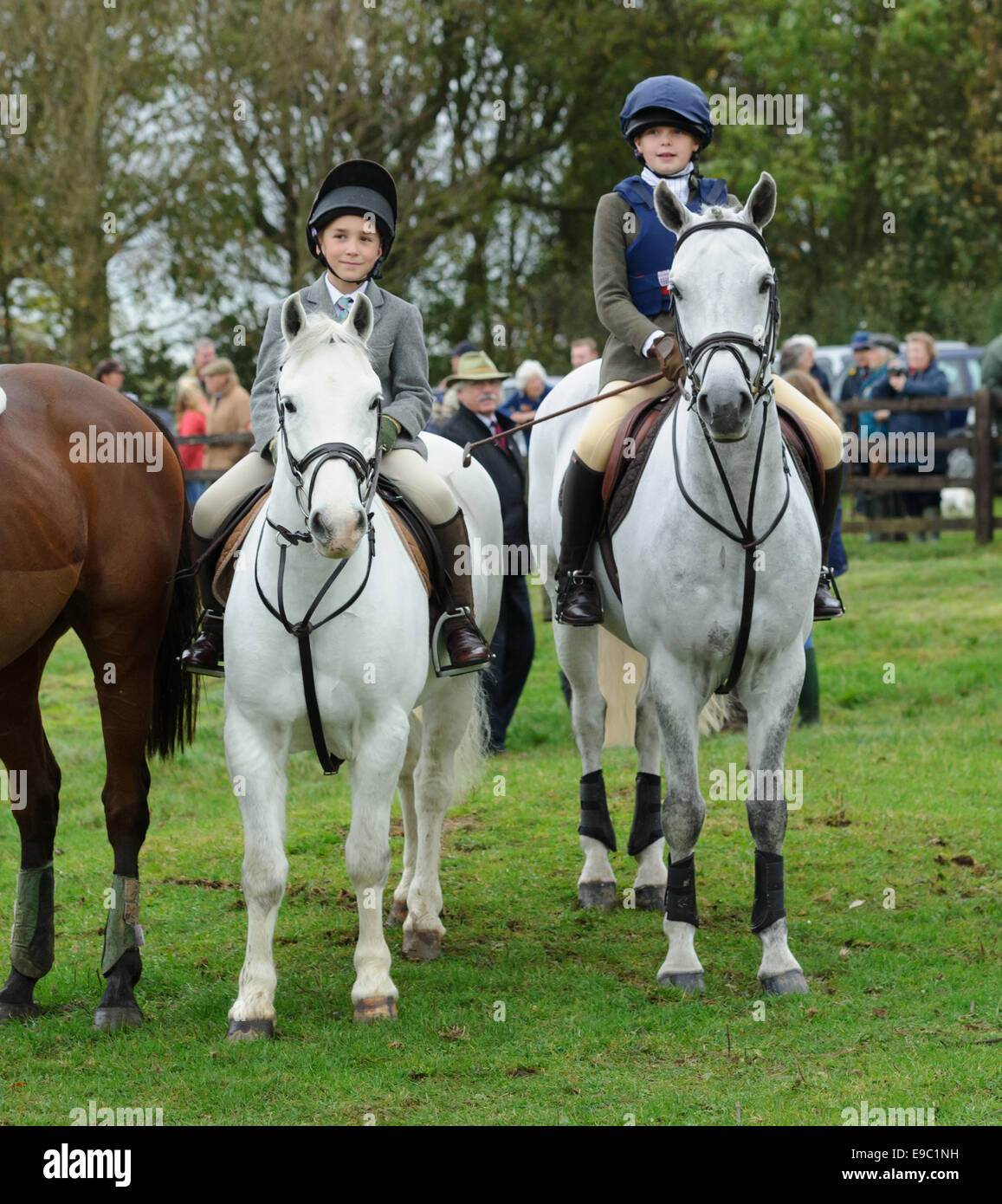 Leicestershire, Regno Unito. 24 ottobre, 2014. Ci sono stati molti giovani sostenitori per l'inizio della caccia alla volpe stagione - Quorn Hunt apertura incontro presso il canile. Credito: Nico Morgan/Alamy Live News Foto Stock