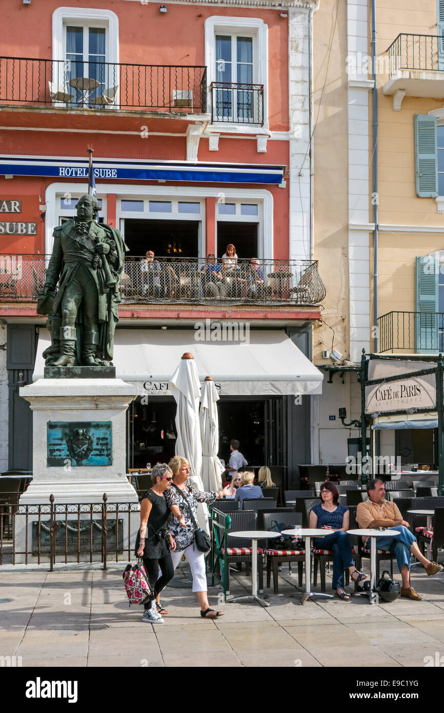Caffetteria sul marciapiede e la statua di ammiraglio francese Pierre André de Suffren de Saint Tropez nel vecchio porto di Saint Tropez, Francia Foto Stock