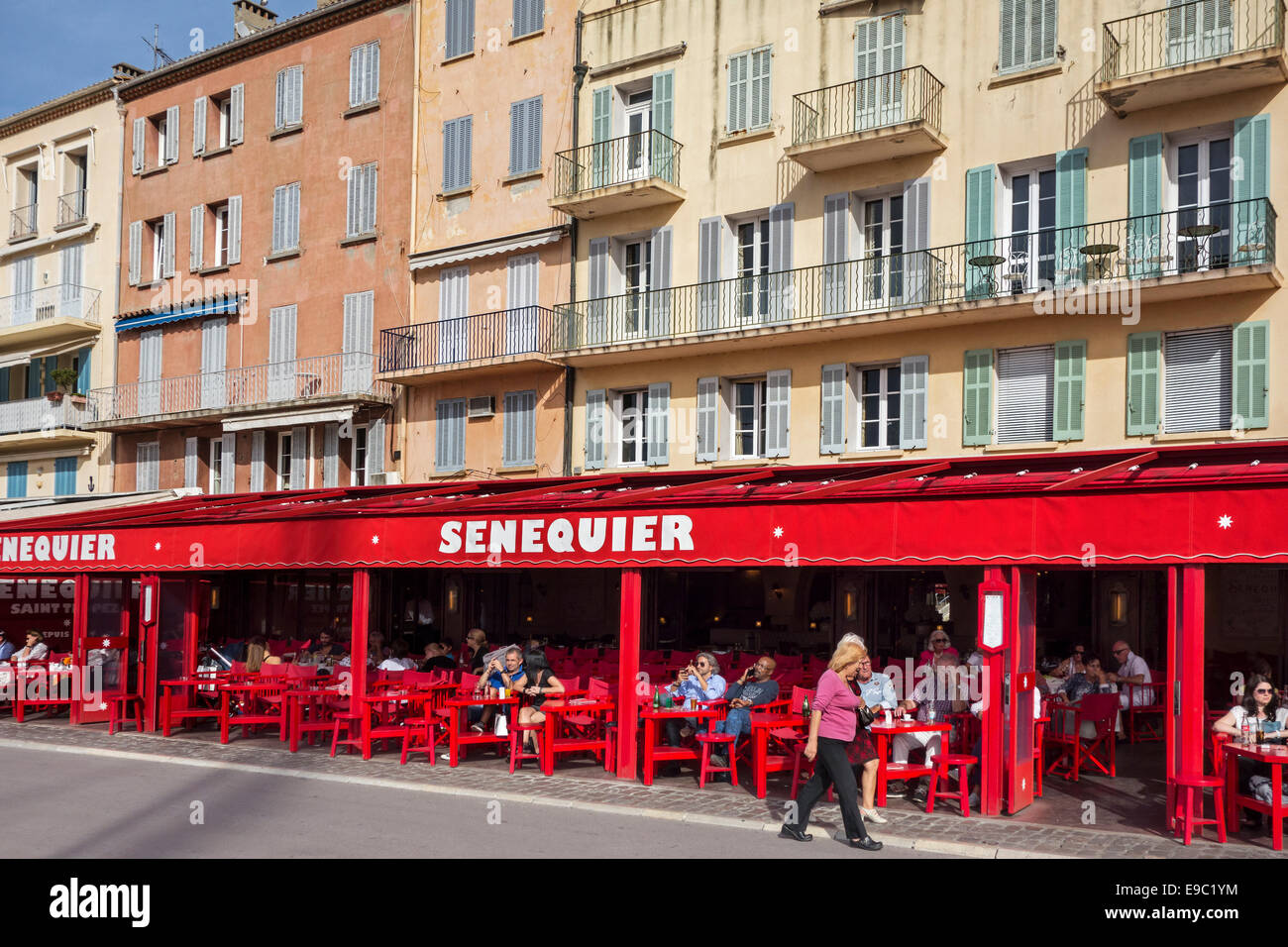 I turisti in seduta café Senequier nel vieux port / vecchio porto di Saint-Tropez lungo la Riviera Francese, Var, Francia Foto Stock