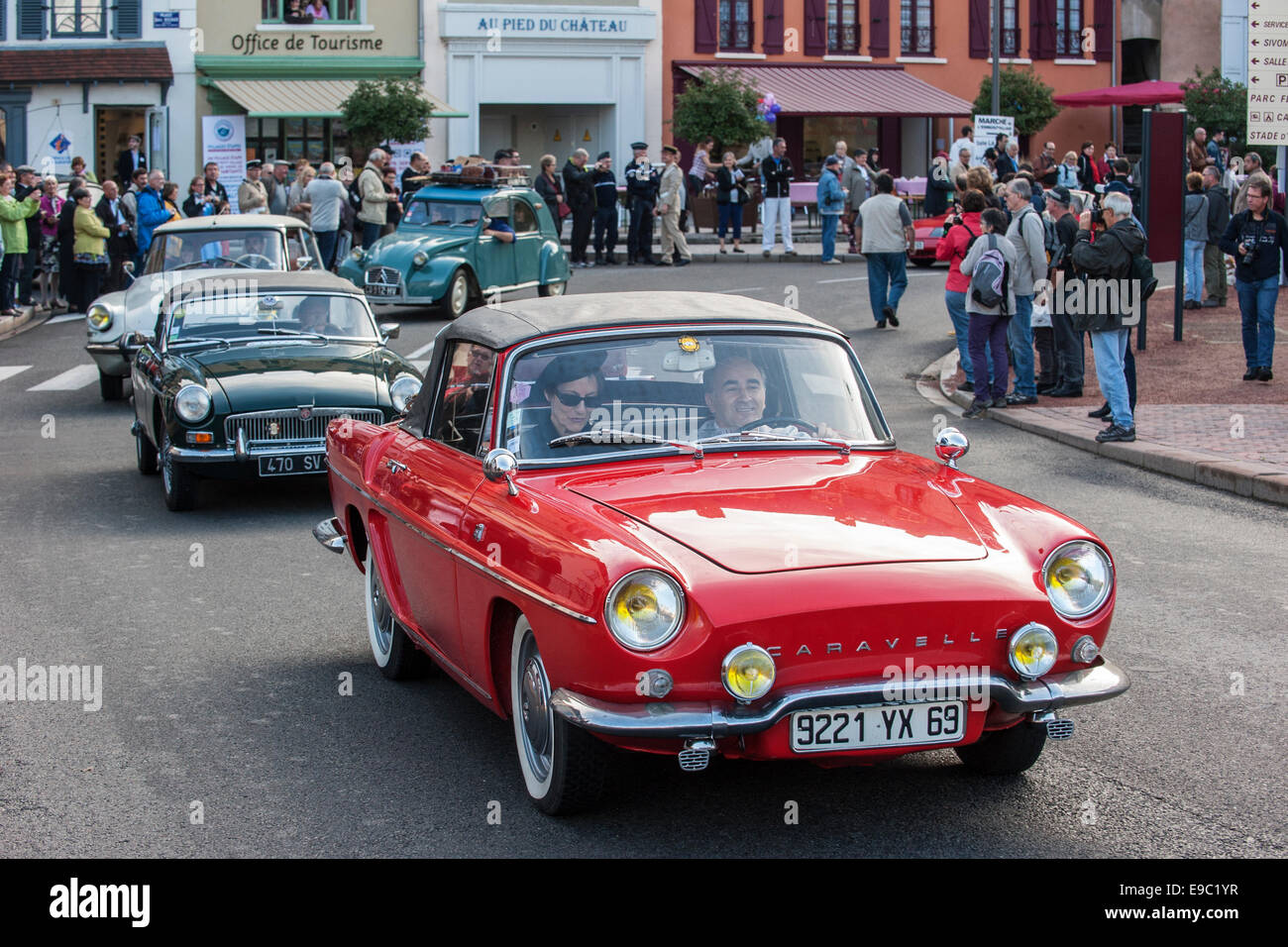 Classic Cars durante Embouteillage de la Route Nationale 7, caso per oldtimers degli anni cinquanta e sessanta, Lapalisse, Francia Foto Stock