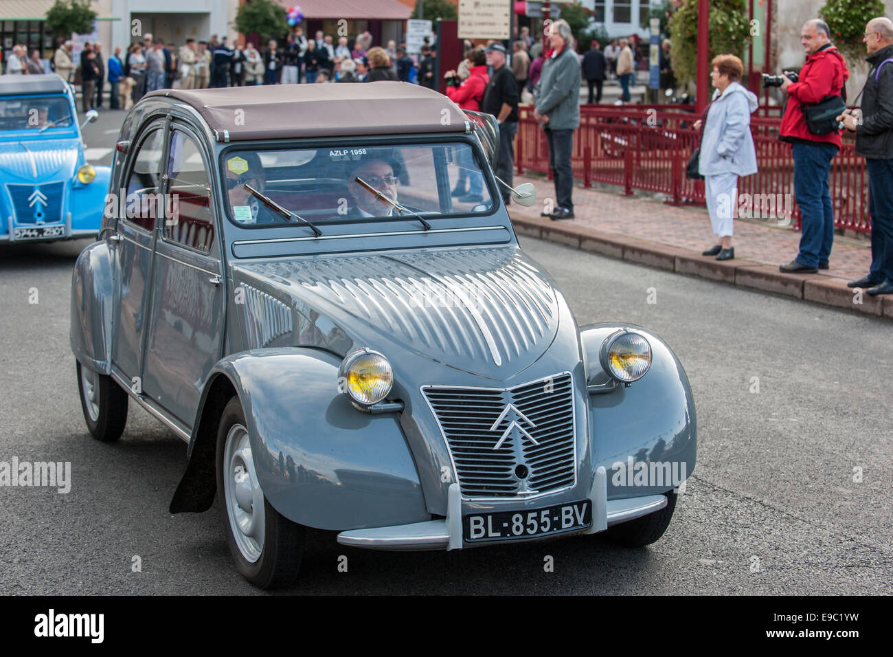 Citroen 2CV AZLP 1958 durante la Embouteillage de la Route Nationale 7, avviene per oldtimer auto, Lapalisse, Auvergne, Francia Foto Stock