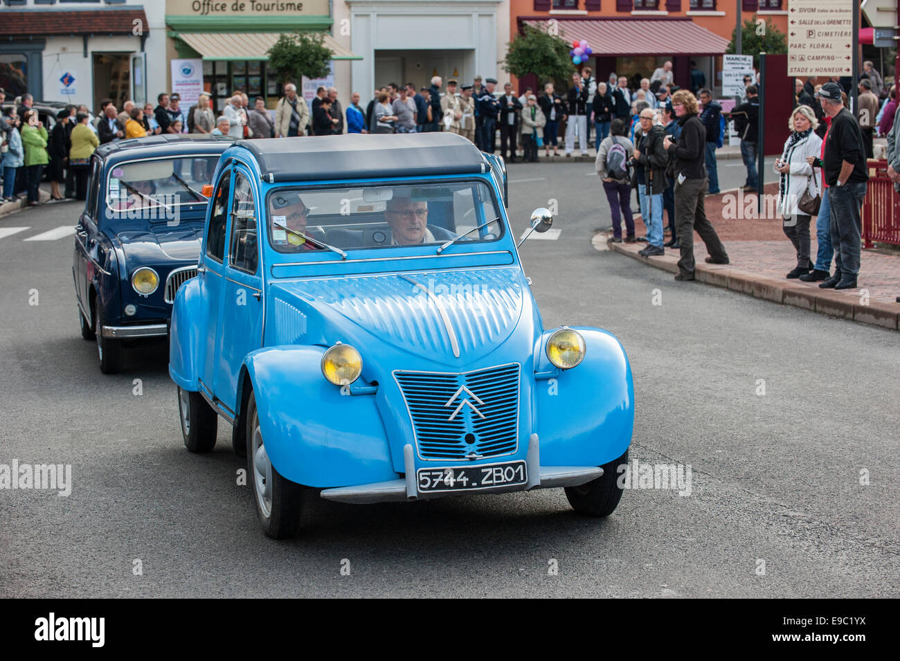 Citroen 2CV durante Embouteillage de la Route Nationale 7, avviene per auto d'epoca degli anni cinquanta e sessanta a Lapalisse Foto Stock
