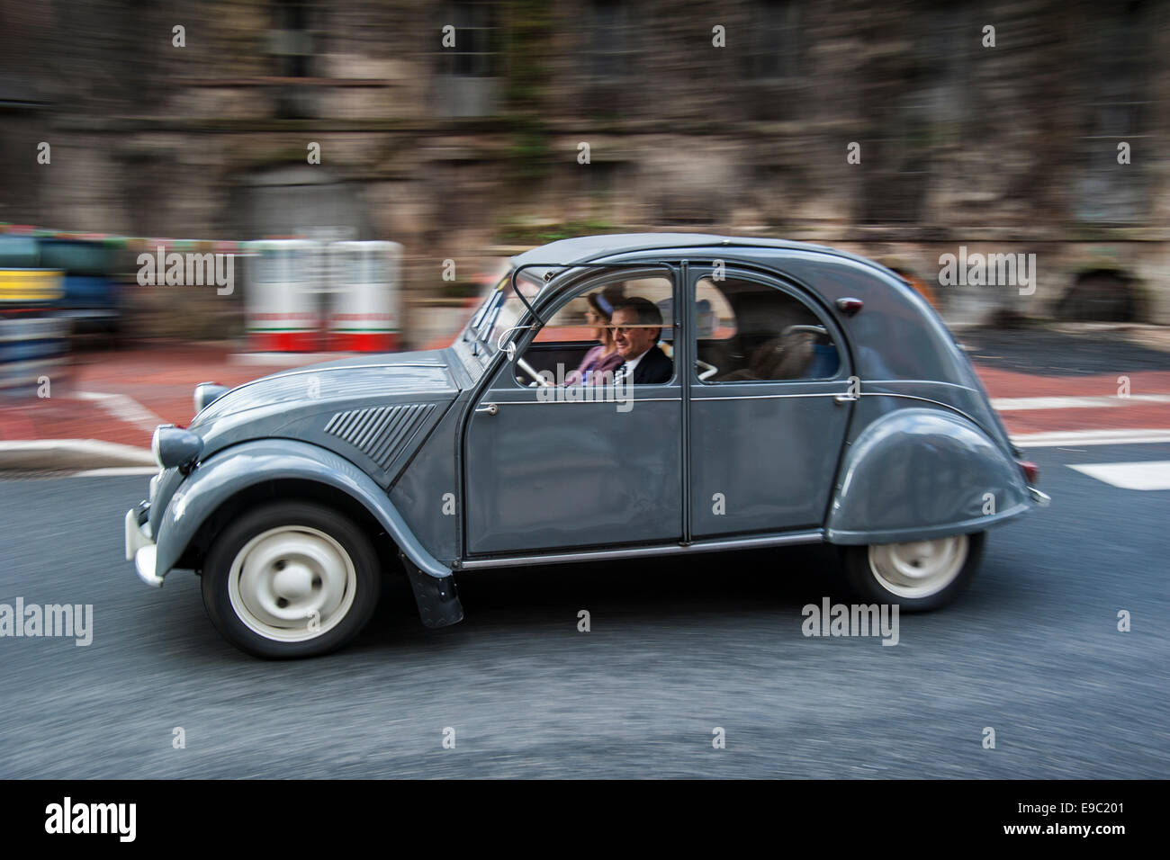 Citroen 2CV AZLP 1958 durante la Embouteillage de la Route Nationale 7, avviene per oldtimer auto, Lapalisse, Auvergne, Francia Foto Stock