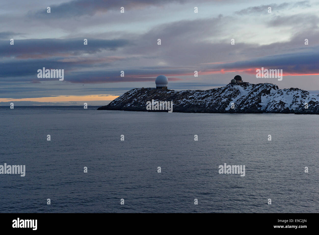 L'unità radar su un isola rocciosa in atmosfera serale, 24 Febbraio 2014 Foto Stock