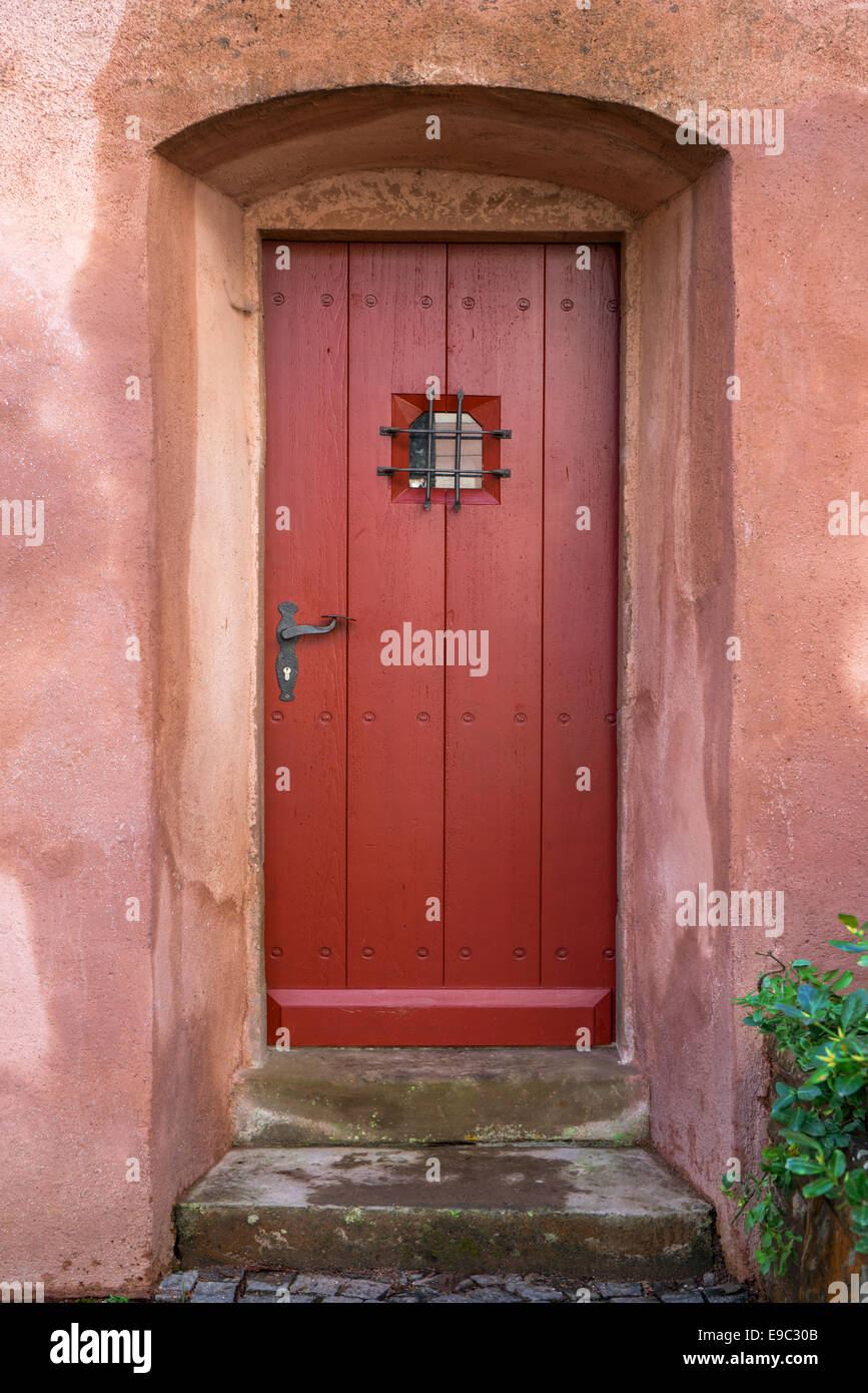 Stretto marrone rosso porta in legno Foto Stock