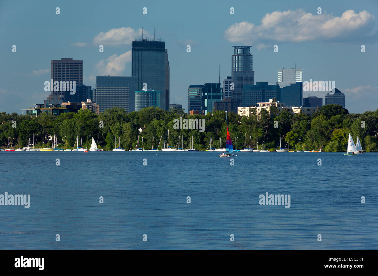 SKYLINE del centro lago Calhoun catena di laghi Minneapolis Minnesota USA Foto Stock