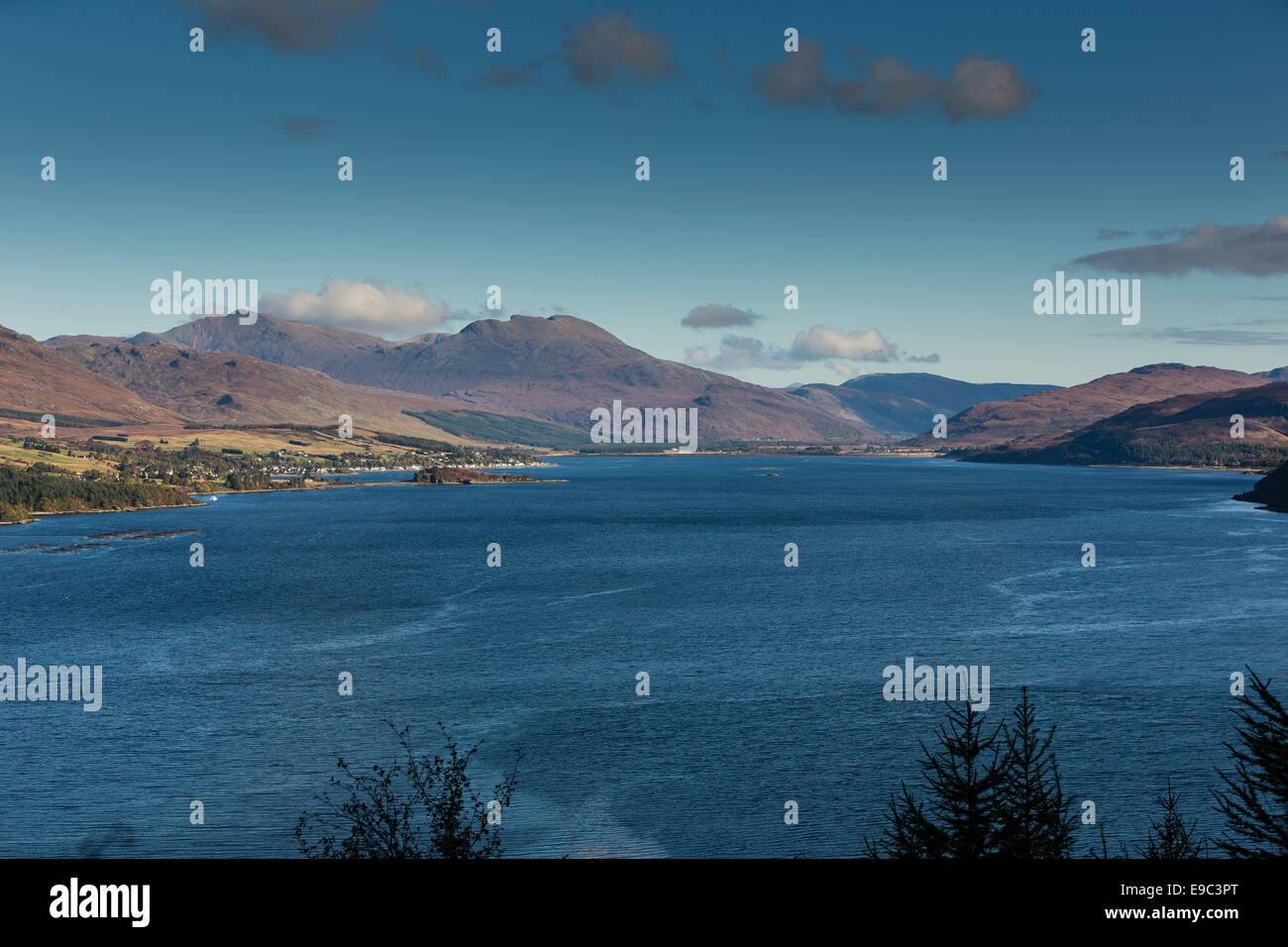 Loch Carron e il villaggio di Lochcarron in Scozia Foto Stock