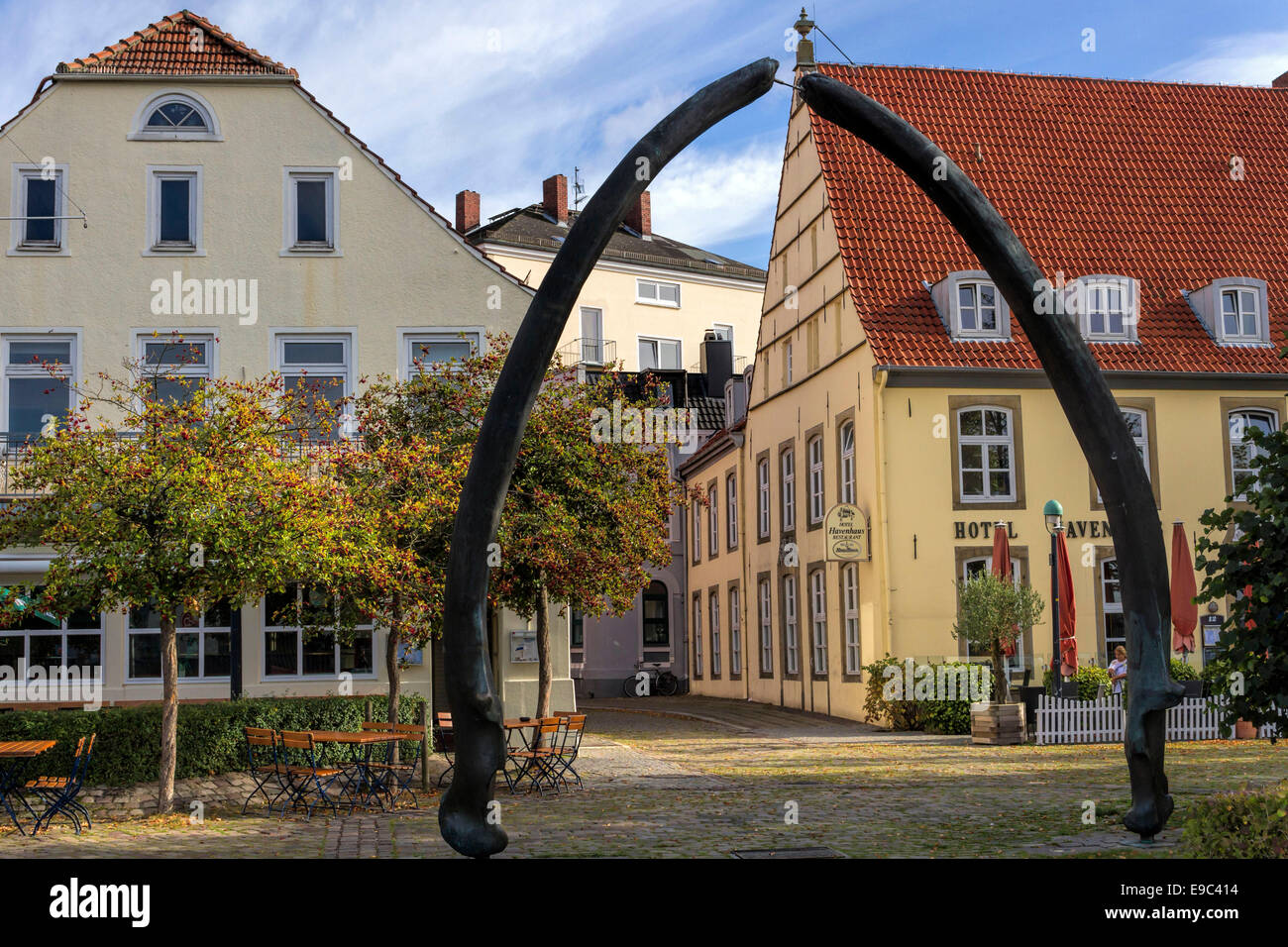 La scultura di ossa di balena e ristoranti nei pressi del porto di Brema, Vegesack, in Germania, in Europa. Foto Stock