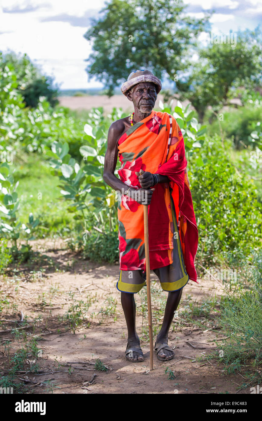 Patriarca Nyangatom nella valle dell'Omo, Etiopia 15 maggio 2014. Il Nyangatom noto anche come Bume sono nomadi, residente in mobile villaggi di bestiame che possono migrare più volte in un anno. Foto Stock