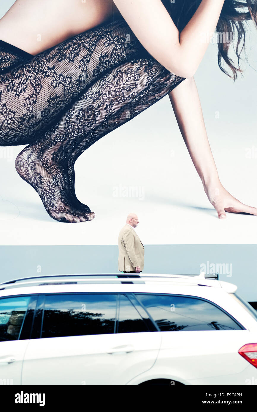 Un passaggio pedonale un cartellone pubblicitario al Königsalee, Düsseldorf. Foto Stock
