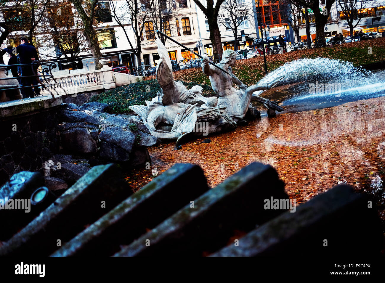 Fontana sulla königsalee a Düsseldorf. Uno dei più costosi i viali dello shopping in Germania Foto Stock